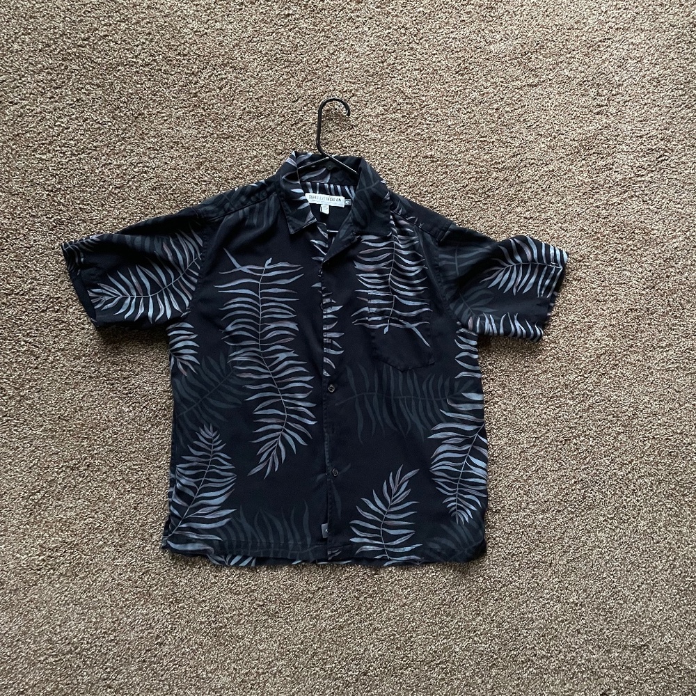 Quicksilver Aloha short sleeve button up shirt, Size Mens S, but fits Medium